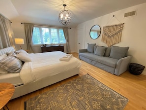 4 bedrooms, desk, iron/ironing board, travel cot