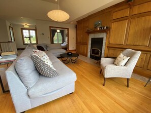 Téléviseur, foyer, jeux vidéo, livres