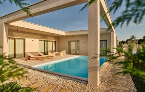 Pool - Gorgeous home in Tar with private swimming pool, can be inside or outside (Tar)