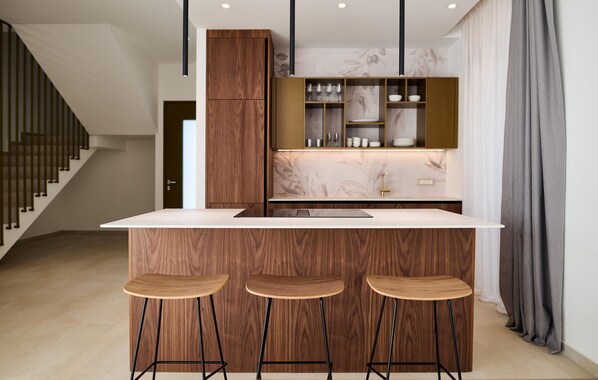 ثلاجة، فرن، غسالة أطباق، ماكينة لصنع القهوة/الشاي