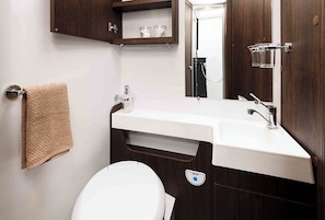 Douche, serviettes fournies, papier toilette