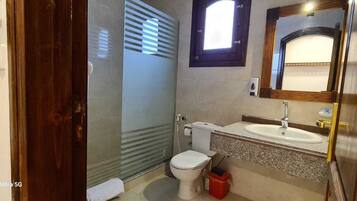Dusche, Bidet, Handtücher, Toilettenpapier