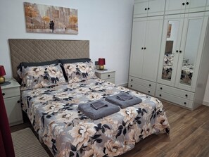 2 chambres, fer et planche à repasser, Wi-Fi, draps fournis