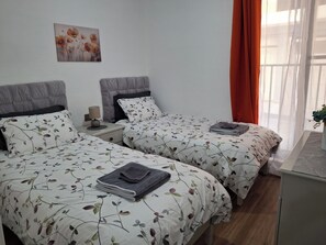 2 habitaciones, tabla de planchar con plancha, wifi y ropa de cama