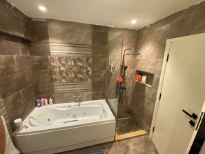 Shower, jetted tub, hair dryer, towels