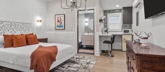 Unit 5. Parent Trap Suite The American Hotel. Dwtn Williams Bay. Steps to beach.