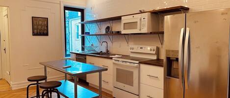 Microondas, horno, parrilla de estufa y lavavajillas