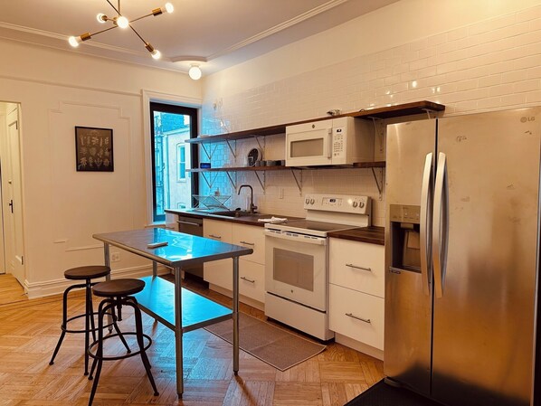 Microwave, oven, stovetop, dishwasher - Architectural Gem in Park Slope (Brooklyn)