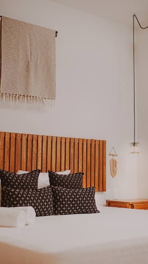 Desk, iron/ironing board, WiFi, bed sheets