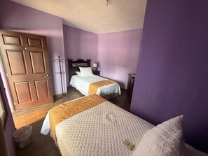 Quarto casal, vista para a colina | Edredons de pluma, camas com colchões pillow-top, Wi-Fi de cortesia