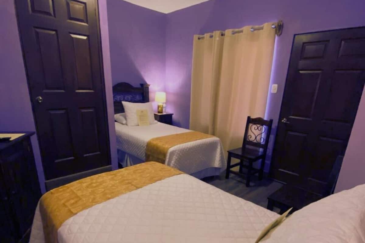 Quarto casal, vista para a colina | Edredons de pluma, camas com colchões pillow-top, Wi-Fi de cortesia