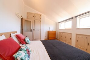 2 bedrooms, iron/ironing board, internet, bed sheets