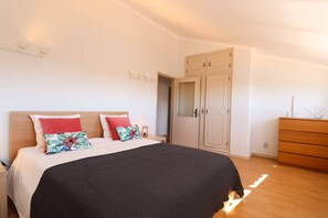 2 bedrooms, iron/ironing board, internet, bed sheets