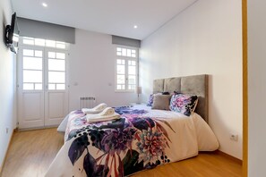 2 bedrooms, internet, bed sheets