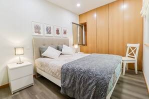 3 bedrooms, iron/ironing board, internet, bed sheets