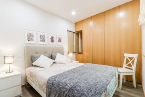 3 chambres, fer et planche à repasser, lit de bébé portatif