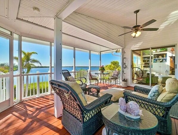 Property grounds - Angler's Luxury Waterfront in Bokeelia - Infinity Pool, Bar & Dock for Fishing (Bokeelia)