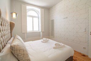 1 habitación, tabla de planchar con plancha y ropa de cama 