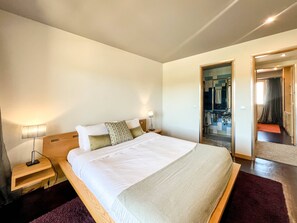4 bedrooms, iron/ironing board, Internet, bed sheets