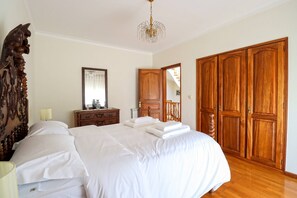 4 bedrooms, internet, bed sheets
