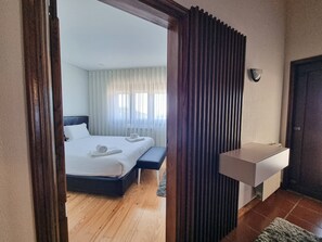 3 slaapkamers, een strijkplank/strijkijzer, internet, beddengoed