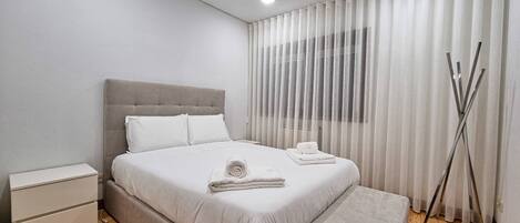 3 habitaciones, tabla de planchar con plancha, internet y ropa de cama