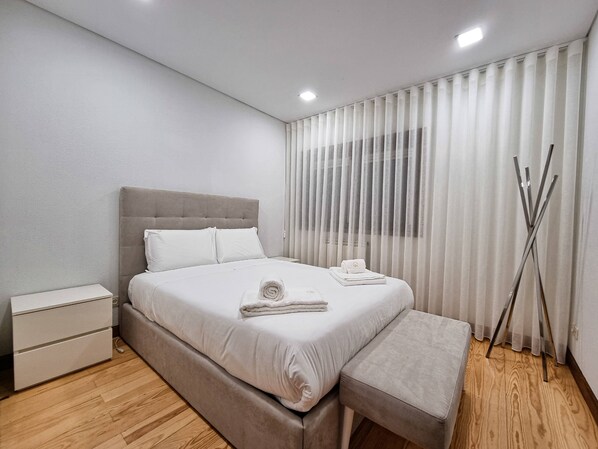 3 bedrooms, iron/ironing board, internet, bed sheets