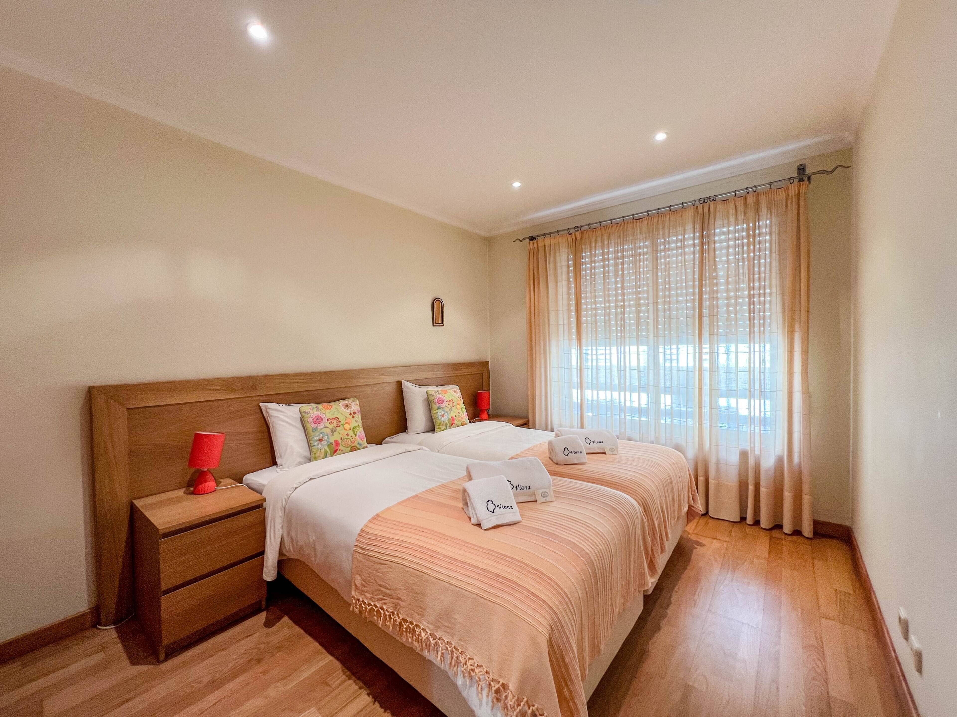 2 bedrooms, iron/ironing board, internet