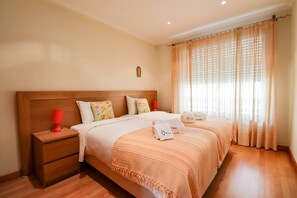 2 bedrooms, iron/ironing board, internet