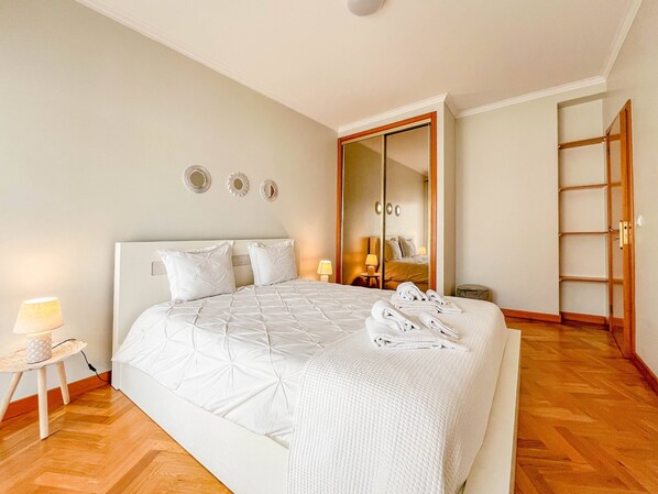 2 bedrooms, iron/ironing board, Internet, bed sheets