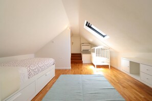2 bedrooms, iron/ironing board, Internet, bed sheets
