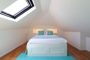 2 bedrooms, iron/ironing board, Internet, bed sheets