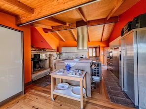 Fridge, microwave, oven, stovetop - Casa de Perre – Rustic house with pool and orchard (Viana do Castelo)