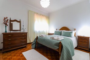 4 bedrooms, iron/ironing board, internet, bed sheets