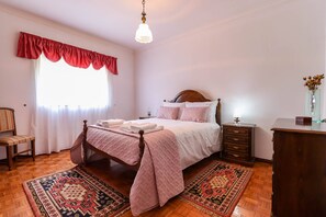 4 bedrooms, iron/ironing board, Internet, bed sheets