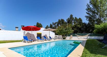 Casa do Azal – House with Pool, Near the Town