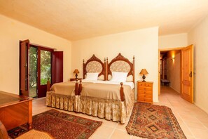 5 bedrooms, iron/ironing board, internet, bed sheets