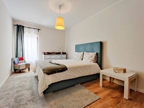 2 bedrooms, iron/ironing board, internet, bed sheets