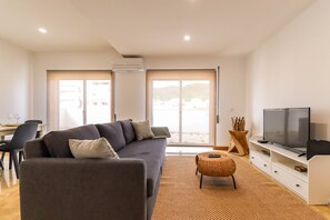 TV - Flor do Mar - Spacious Apartment with Balcony (Caminha)
