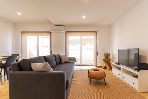 Flor do Mar - Spacious Apartment with Balcony