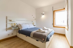 3 soverom, strykejern/-brett, internettilgang og sengetøy