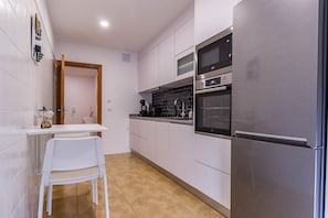 Fridge, microwave, oven, stovetop - Flor do Mar - Spacious Apartment with Balcony (Caminha)