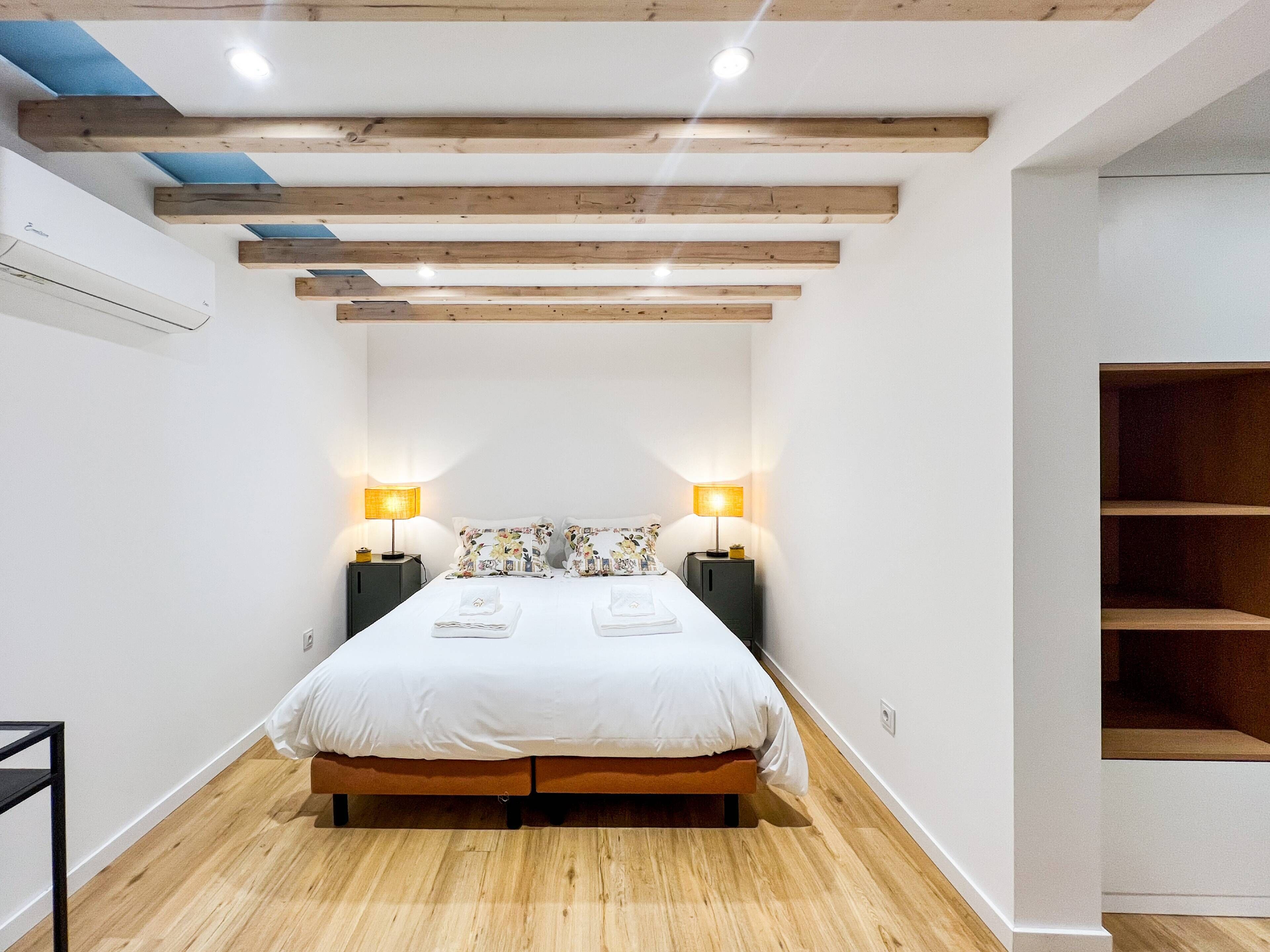 2 bedrooms, internet, bed sheets