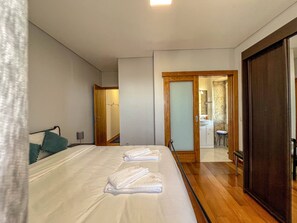 2 bedrooms, iron/ironing board, internet, bed sheets