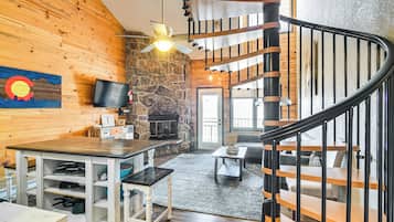 Deluxe Condo, Mountain View | Living room