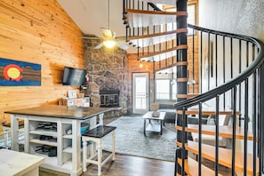 Deluxe Condo, Mountain View | Living room