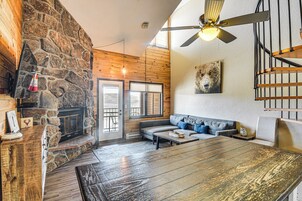 Deluxe Condo, Mountain View | Living area