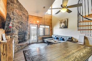 Deluxe Condo, Mountain View | Living area