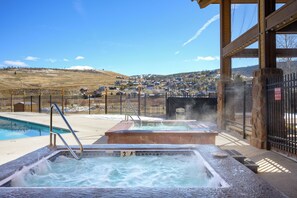 Outdoor spa tub - Rocky Mountain Retreat (Granby)