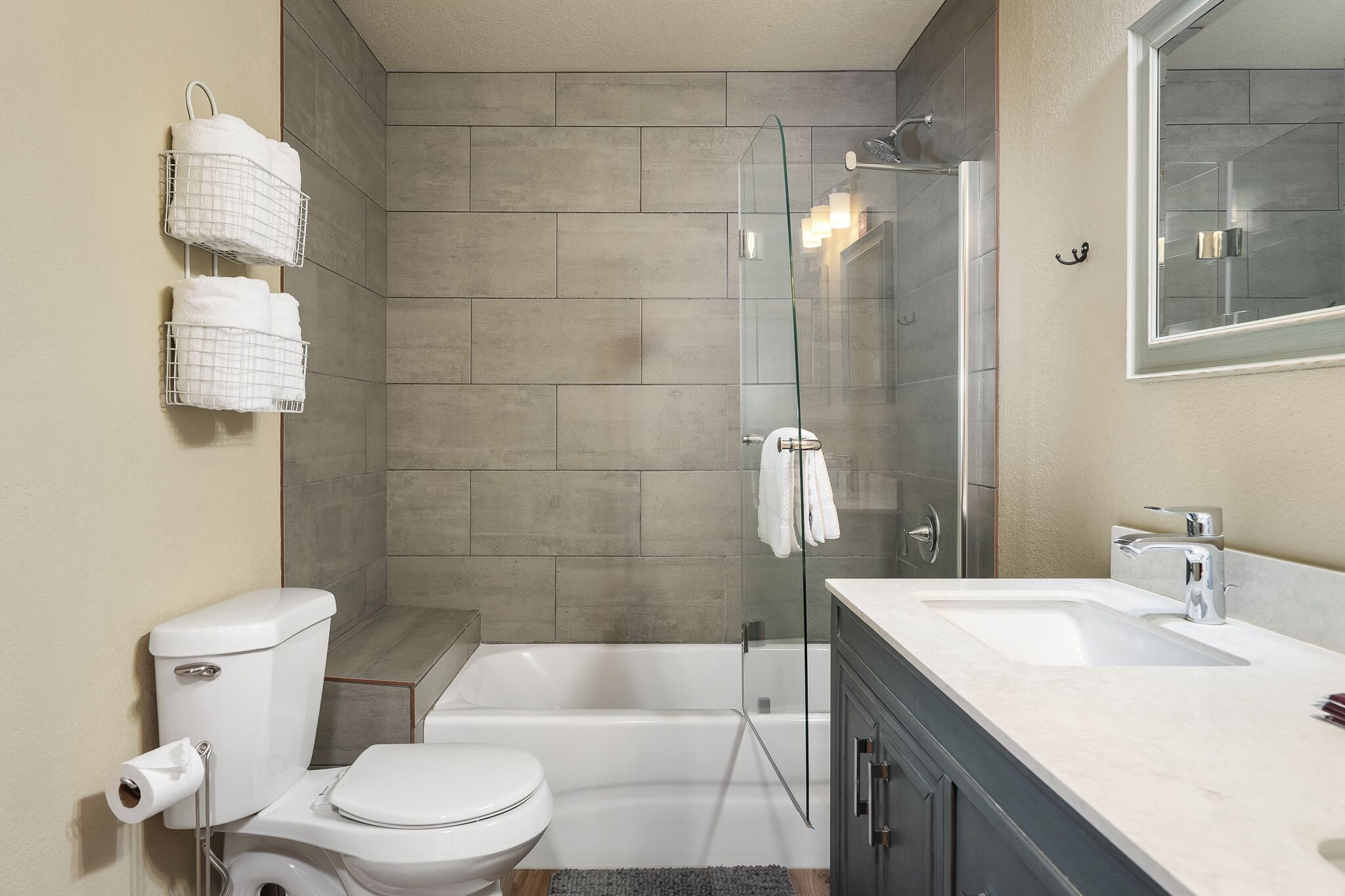 Une salle de bain moderne équipée de toilettes, d’un lavabo et d’une douche.